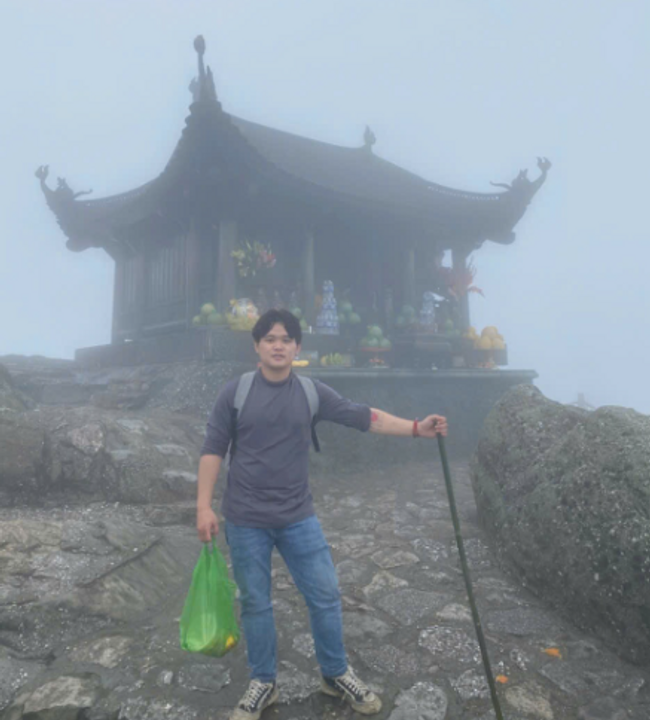 15h38. Tôi lên đến rồi.