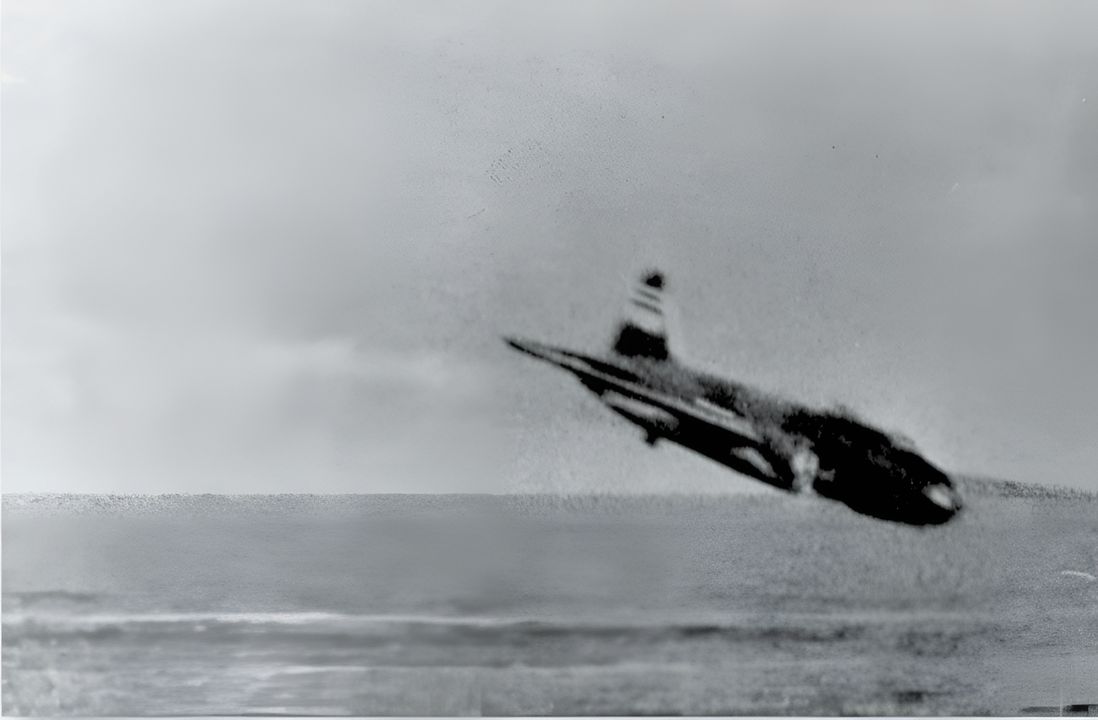 Chiếc G4M Betty của Trung úy Masayoshi Nakagawa bị hỏa lực phòng không từ tàu Lexington bắn hạ ngay giữa lúc đang cố gắng thực hiện một cú đâm cảm tử. Chiếc Betty rơi xuống cách đuôi tàu Lexington chỉ khoảng 75 yard, và đó là tình huống nguy hiểm nhất mà Lexington gặp phải trong ngày hôm đó. (US Navy National Museum of Naval Aviation, 1996.488.161.009)
