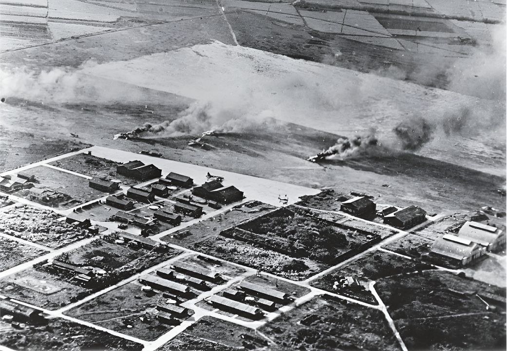 Cuộc không kích đầu tiên của tàu sân bay Mỹ vào quần đảo Mariana được tiến hành vào ngày 23 tháng 2 năm 1944. Trong bức ảnh này, các máy bay Nhật đang cháy trên một sân bay ở Saipan; có thể nhận diện cả tiêm kích Zero và máy bay ném bom hạng trung G4M. Trước cuộc đổ bộ vào quần đảo Mariana vào tháng 6, TF-58 đã tiến hành một chiến dịch thành công nhằm làm suy yếu sức mạnh không quân Nhật Bản đóng trên đất liền. (NHHC)