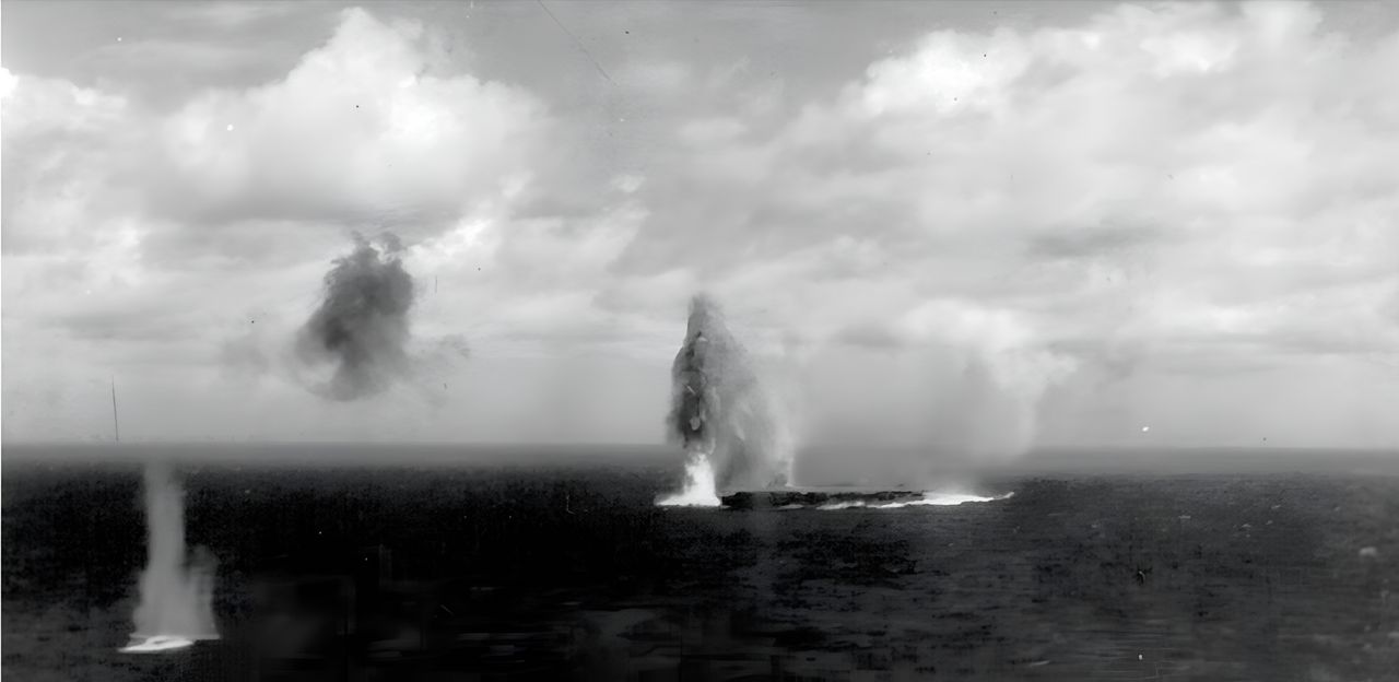 Bức ảnh này cho thấy Shokaku đang bị các máy bay ném bom bổ nhào từ Yorktown tấn công. Tàu sân bay đang thực hiện một pha ngoặt gấp ở tốc độ cao để né tránh. Chú ý ở cùng quanh tàu sân bay hầu như hoàn toàn không có hỏa lực phòng không và không có tàu hộ tống nào trong khung hình. (NHHC)