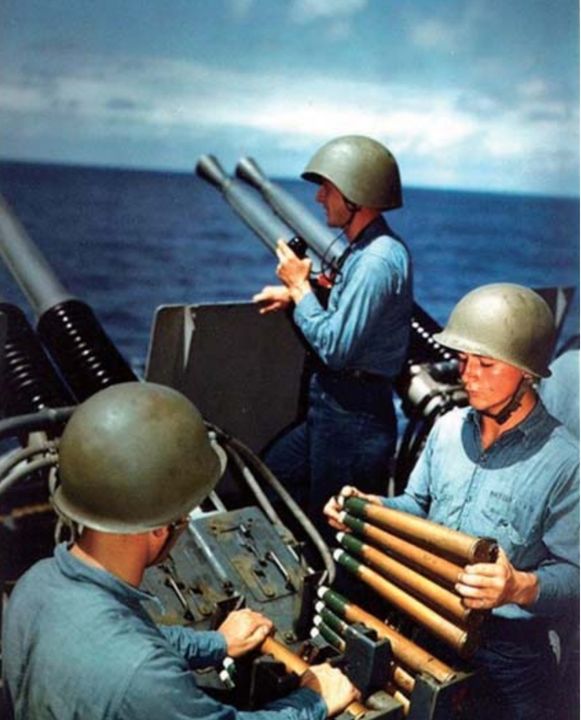 Một bức ảnh dàn dựng cho thấy một kíp pháo thủ đang quan sát bầu trời và nạp đạn. (Ảnh do Cơ quan Lưu trữ Quốc gia cung cấp).