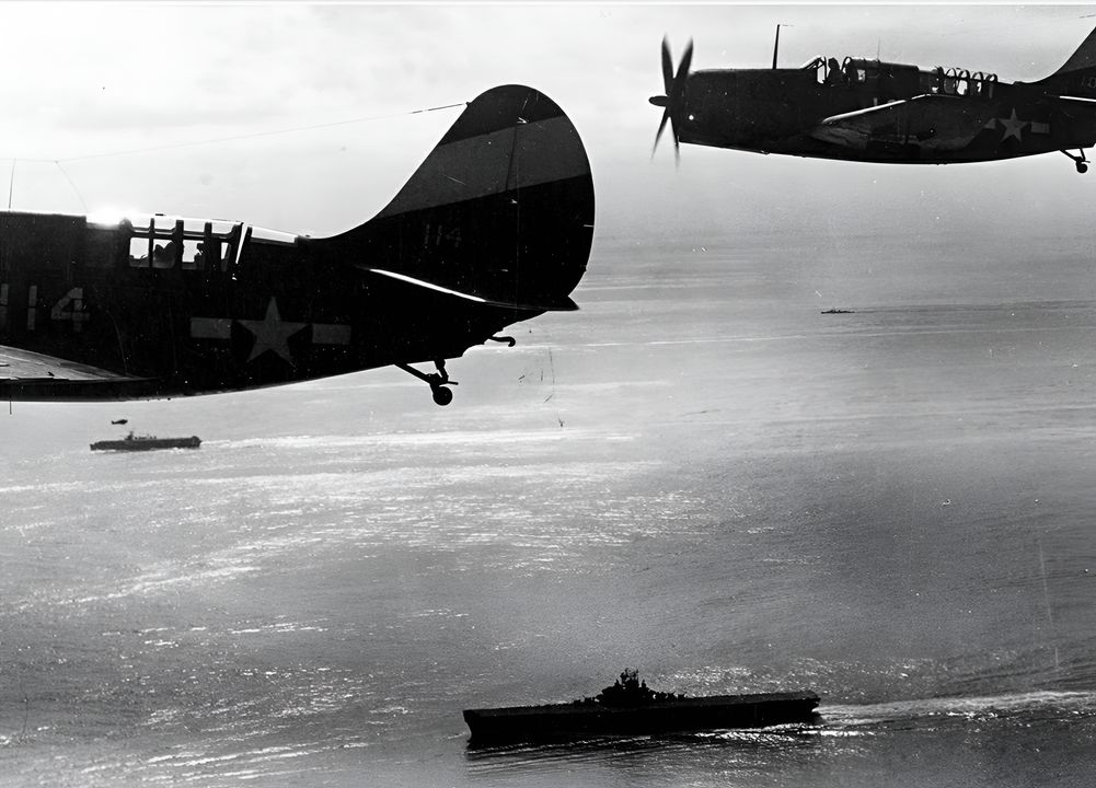 Hai chiếc SB2C-3 Helldiver của Lexington bay phía trên TF 58 vào ngày 16 hoặc 17 tháng 2 năm 1945 trên đường tham gia cuộc không kích tàu sân bay đầu tiên vào thủ đô Nhật Bản kể từ cuộc đột kích Doolittle tháng 4 năm 1942. Trong hai ngày, TF 38 đã thực hiện khoảng 2.400 phi vụ tấn công nhằm vào các mục tiêu tại khu vực Tokyo. (NHHC)