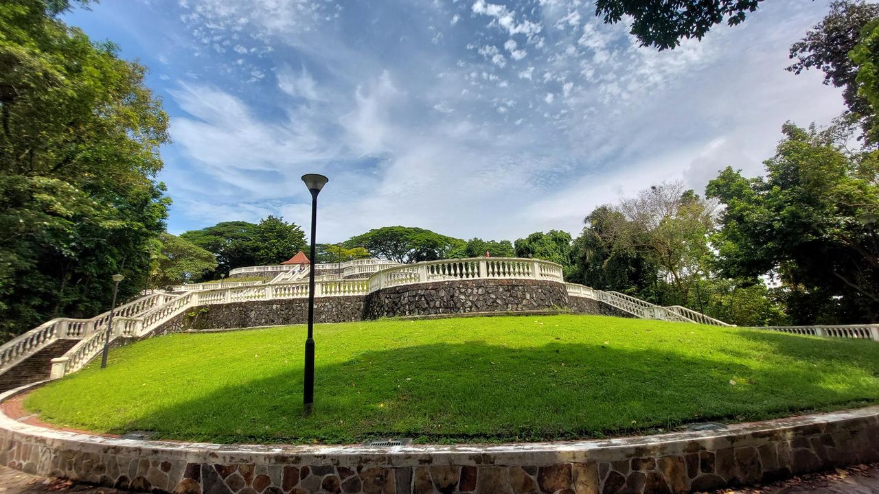 Khung cảnh trên đồi, trời xanh mây trắng cỏ xanh