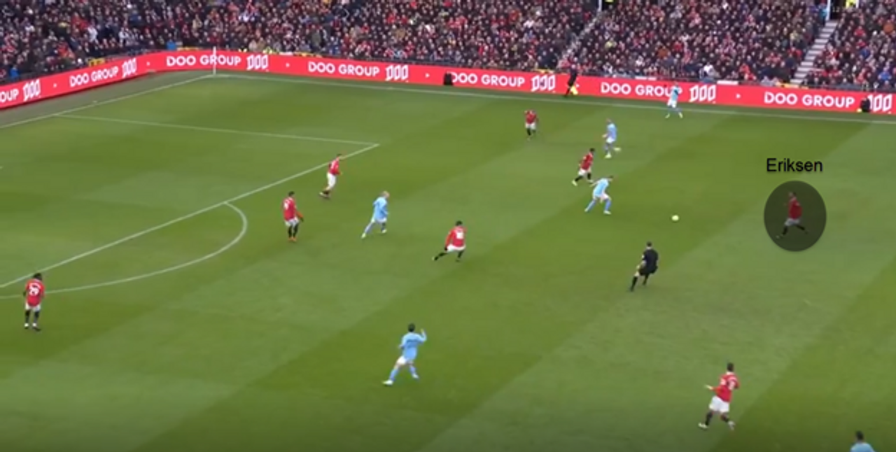 Eriksen lui về hỗ trợ phòng ngự, Casemiro phá nó lên