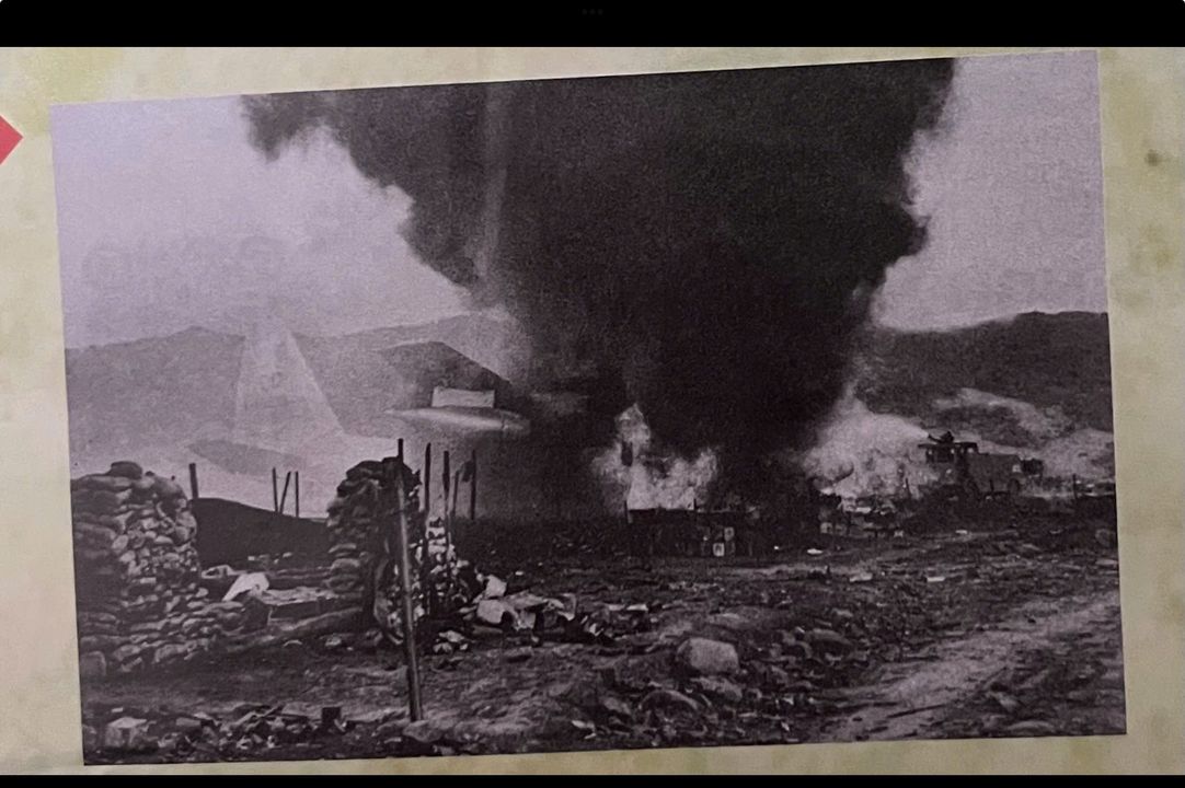 Một căn cứ của Mỹ ngụy ở Sài Gòn bị quân Giải phóng tấn công, đốt chay trong Tết Mậu Thân 1968. (Ảnh: TTXGP)