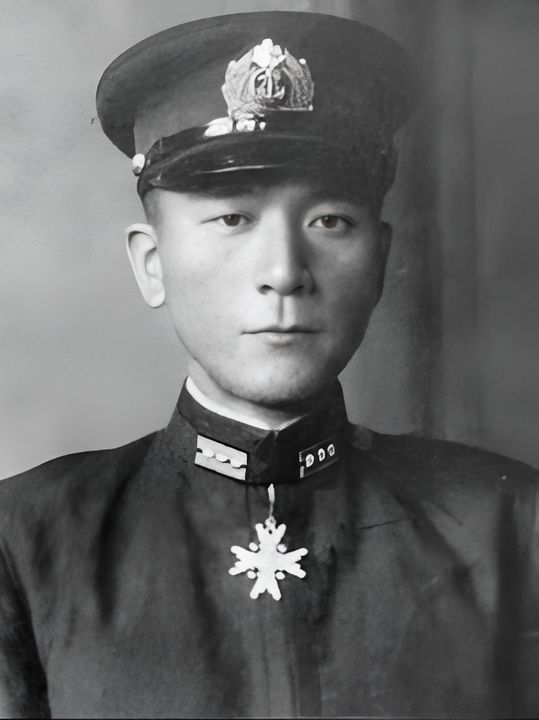 Đại tá Toshihira Inoguchi - một trong những sĩ quan pháo binh xuất sắc nhất của IJN- là chỉ huy của thiết giáp hạm Musashi trong trận hải chiến vịnh Leyte vào tháng 10 năm 1944.