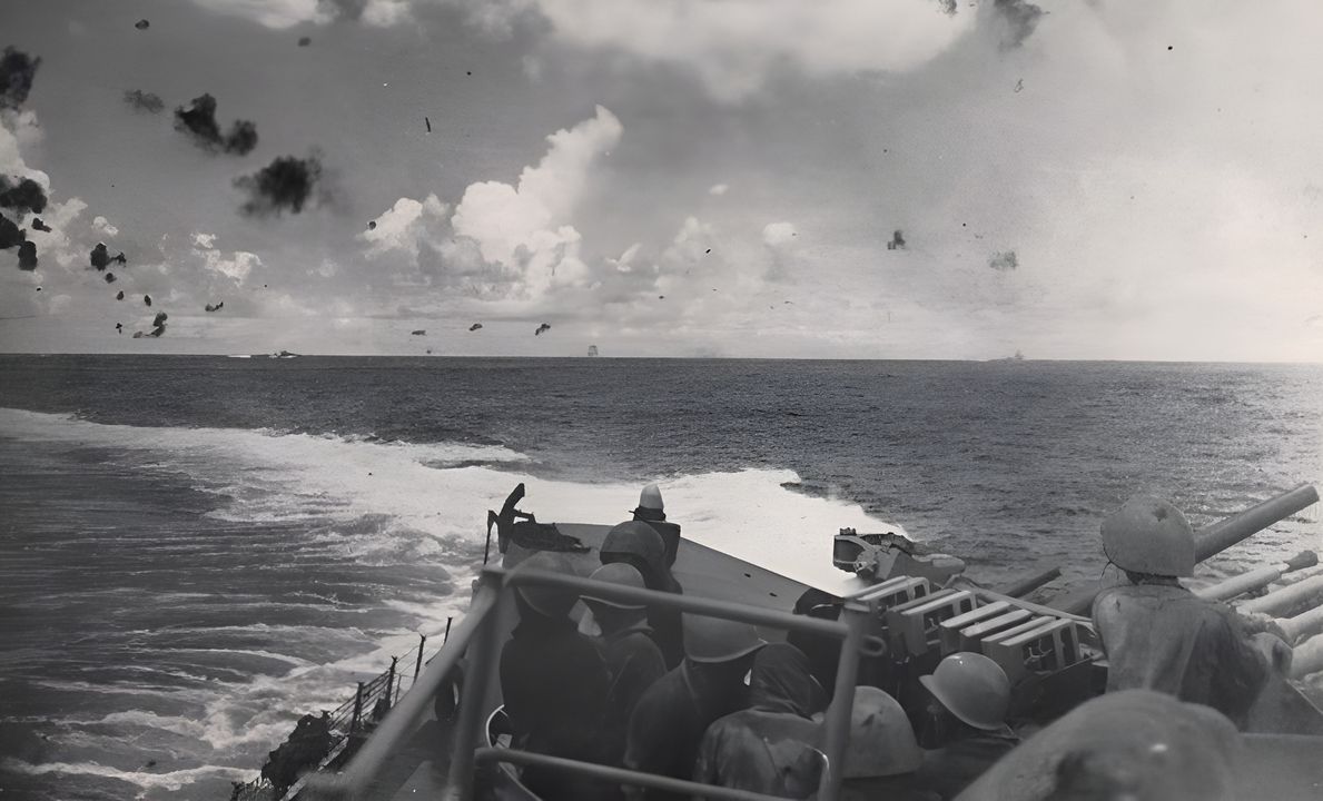 Tàu tuần dương hạng nhẹ USS San Juan (CL-54) của Hải quân Mỹ thực hiện một cú ngoặt gấp trong cuộc tấn công của quân Nhật. Enterprise có thể nhìn thấy ở phía xa bên trái.