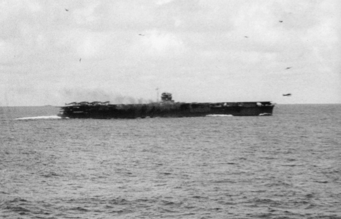 Máy bay tấn công hạm Type 97 "Kate" cất cánh từ Hiryū trong khi đang trên đường đến Midway, vào khoảng ngày 31 tháng 5 – 1 tháng 6 năm 1942. Bức ảnh có lẽ được chụp từ tàu tiếp dầu Kyokutō Maru. (Phòng Hàng quân Hải quân Đế quốc Nhật Bản)