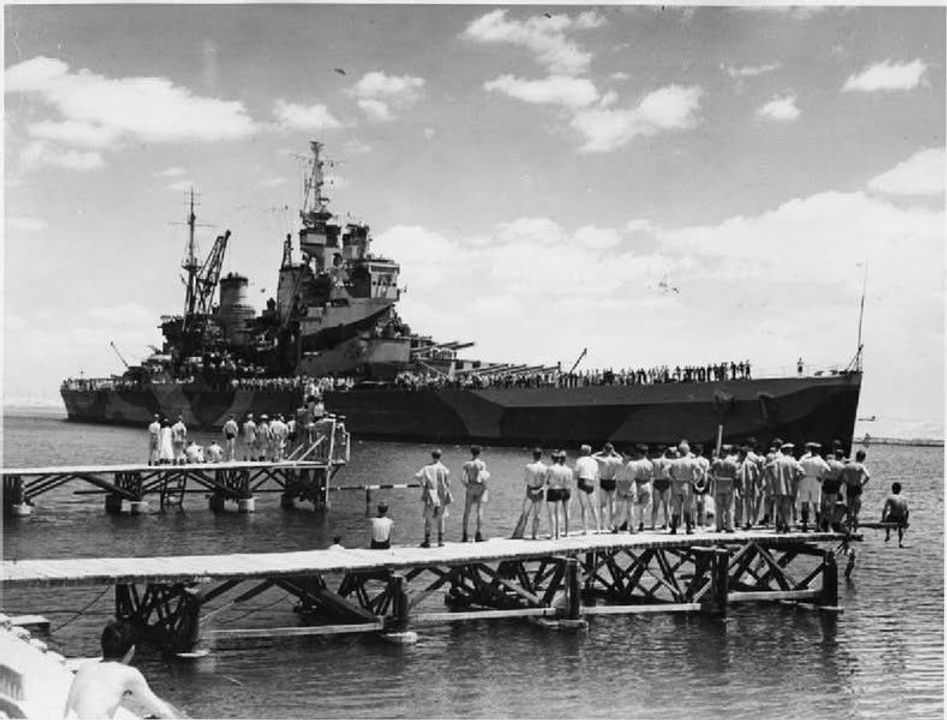 HMS Howe, được chụp ảnh khi đi qua Kênh đào Suez vào tháng 7 năm 1944, trên đường gia nhập Hạm đội phương Đông Anh. Trang bị vũ khí phòng không hạng nhẹ của con tàu đã được tăng cường trước khi  rời đi Viễn Đông, và được trang bị một hệ thống radar ấn tượng.