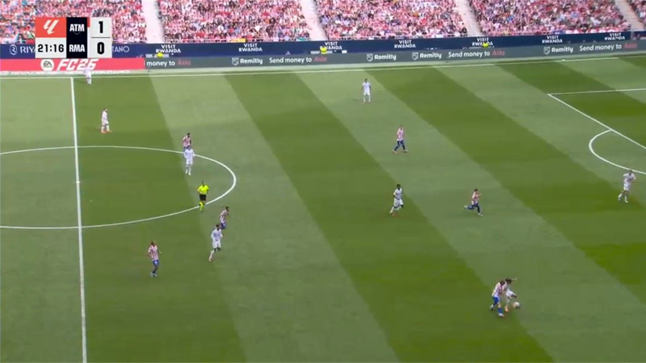 Và khi bóng đến chân của cựu học viên lò Carrington thì anh ta lập tức bị áp sát bởi Barrios. Tiền vệ người Tây Ban Nha đoạt được trái bóng và Atletico có một tình huống phản công nguy hiểm. Đáng tiếc là pha ra chân cuối cùng lại không thành bàn.