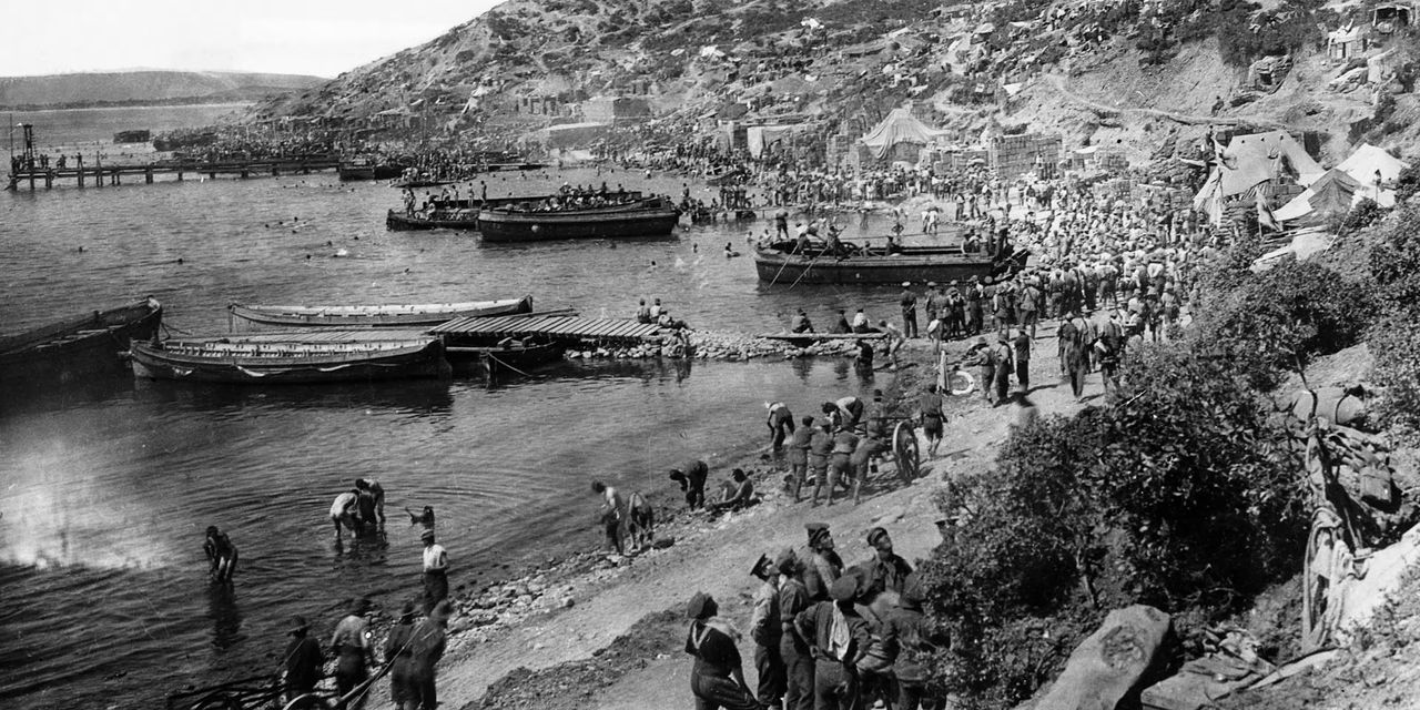 Binh lính phe Hiệp Ước đổ bộ vào bán đảo Gallipoli