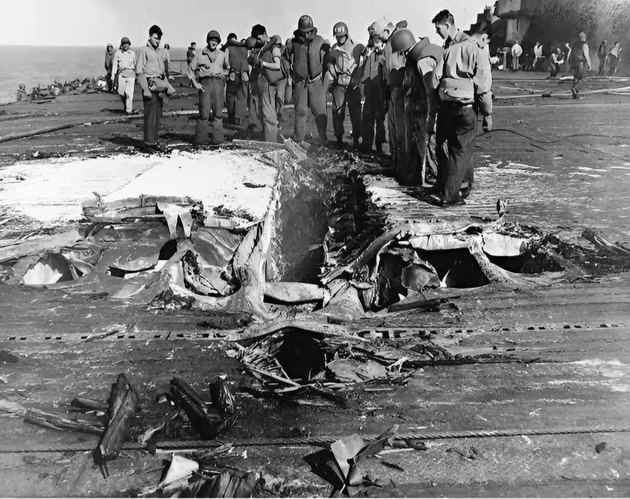 Đây là điểm va chạm của chiếc Zero-sen đã đâm vào Intrepid vào ngày 25 tháng 11 năm 1944. Thiệt hại nhẹ và các đám cháy bùng phát trên boong tàu bay đã được dập tắt trong vòng mười phút. Một lợi thế của các boong tàu bay được chế tạo nhẹ trên các tàu sân bay Hải quân Mỹ là chúng có thể được sửa chữa tương đối nhanh chóng. (NARA)