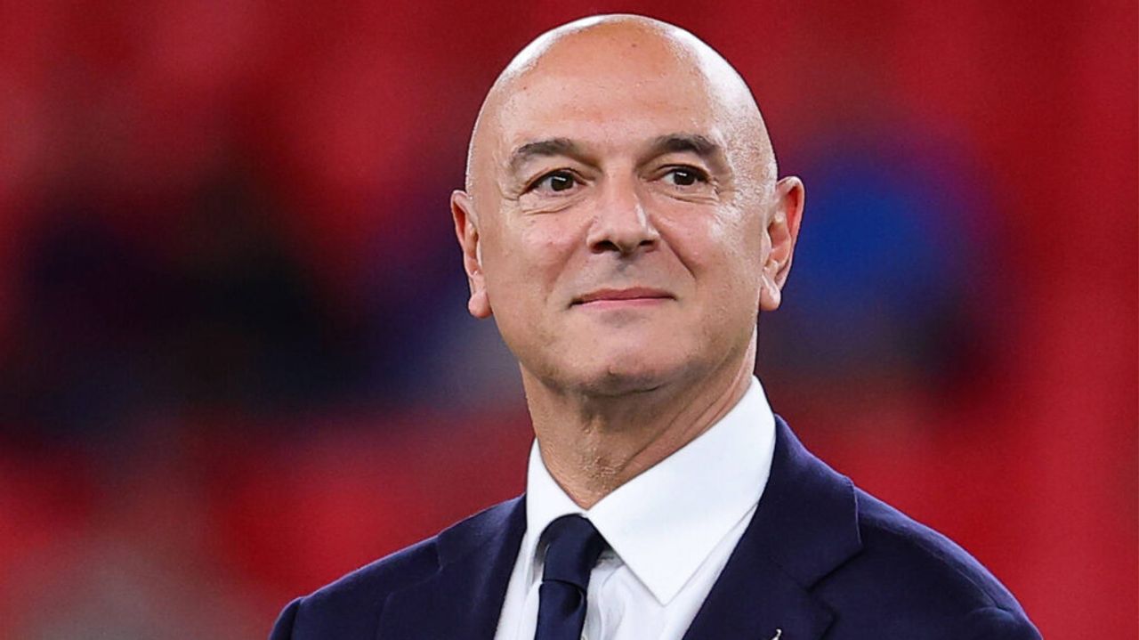 Nhiều fan Tottenham, trong đó có cả những người từng chỉ trích Daniel Levy, nay "quay xe" tiếc rẻ vị chủ tịch này.
