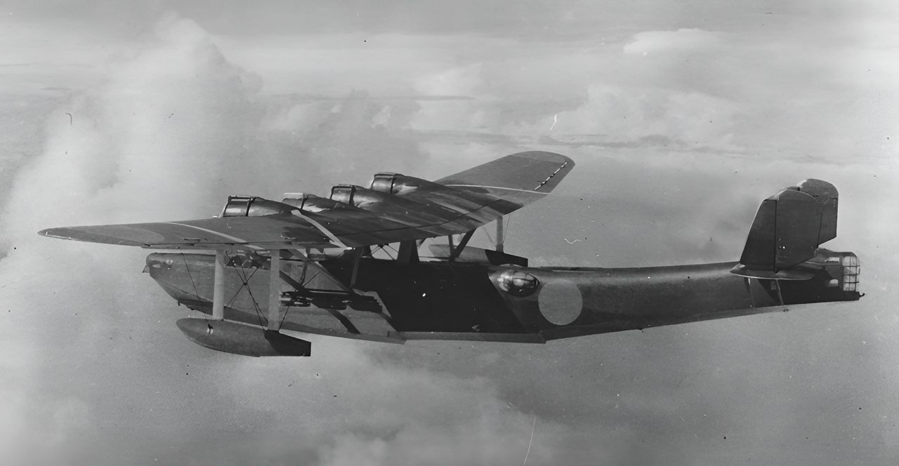 Một chiếc H6K4 đang mang bom nhỏ nặng 132 lb gắn trên giá treo dưới các thanh chống cánh. Trong những tháng đầu của chiến tranh, Hải quân Đế quốc Nhật (IJN) đã sử dụng “Mavis” trong một số phi vụ ném bom. (2008-3-31_image_507_01, Bộ sưu tập Peter M. Bowers, Bảo tàng Hàng không – MoF)