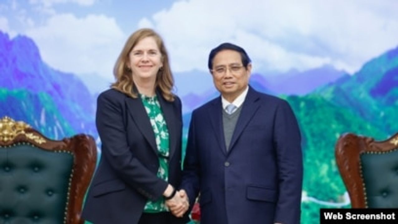 Thủ tướng Phạm Minh Chính và bà Lynn Maxwell, Tổng Giám đốc Thương mại toàn cầu của S&amp;P Global Ratings - Ảnh: VGP.