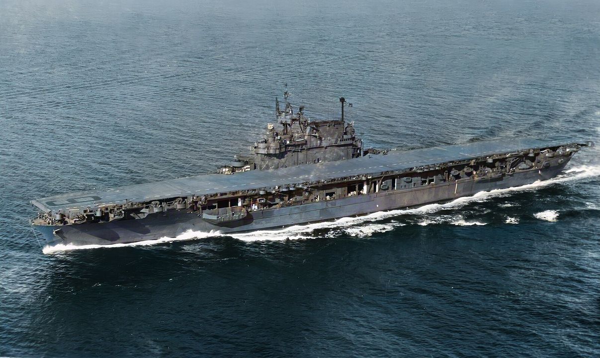 USS Enterprise (CV-6) đạt tốc độ 20 hải lý trong quá trình thử nghiệm sau đợt đại tu tại Puget Sound, Washington vào ngày 13 tháng 9 năm 1945.