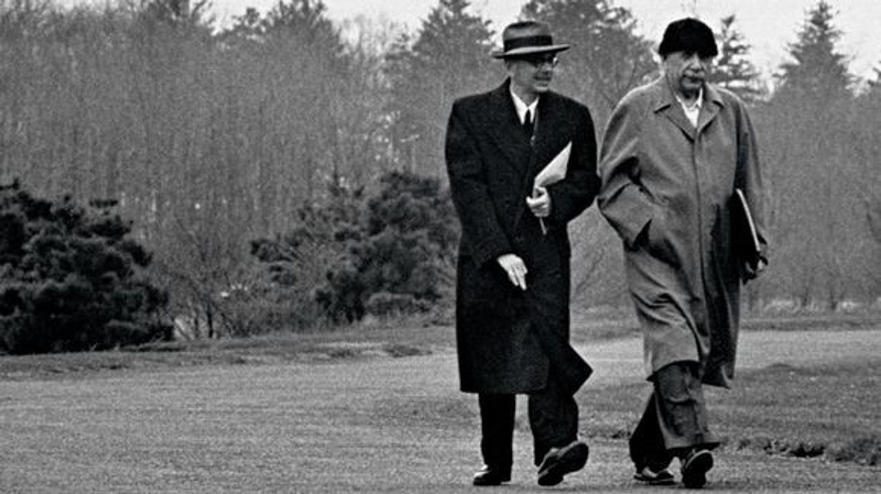 Hình ảnh Einstein cuốc bộ với Gödel