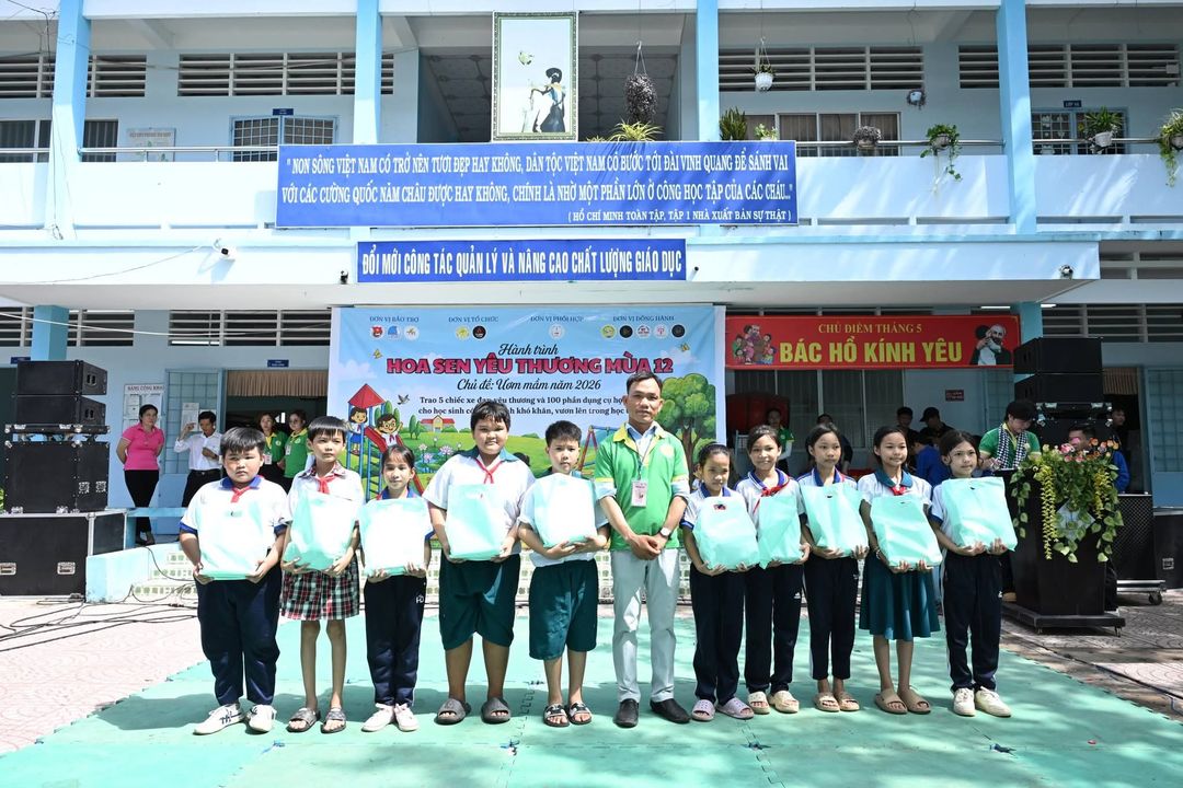 [Đại diện Ban tổ chức trao tặng tiếp sức đến trường cho học sinh vượt khó]