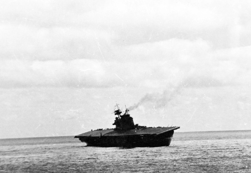 Sau các đợt tấn công từ Hiryū, Yorktown giờ đã chết máy và đứng bất động giữa biển, đặc biệt con tàu cũng bị nghiêng sang bên trái do hậu quả của hai quả ngư lôi từ đợt tấn công thứ hai. (NHHC)