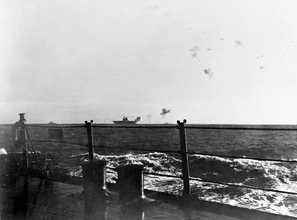 Một ảnh chụp khác từ USS Portland cho thấy một trong ba quả bom từ máy bay ném bom bổ nhào Nhật Bản đã đánh trúng Enterprise. (NHHC)