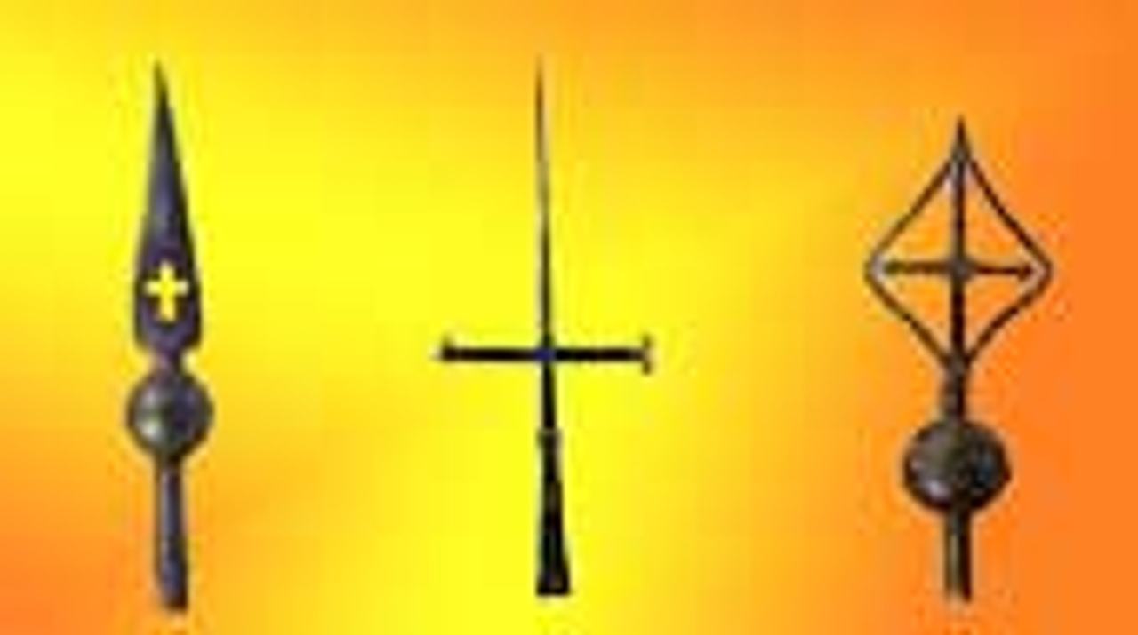 (Phần dưới của lá cờ ngắn được thiết kế sắc nhọn (savroter - styrax - uriachos), giúp dễ dàng cắm xuống đất và lá cờ có thể tung bay.)