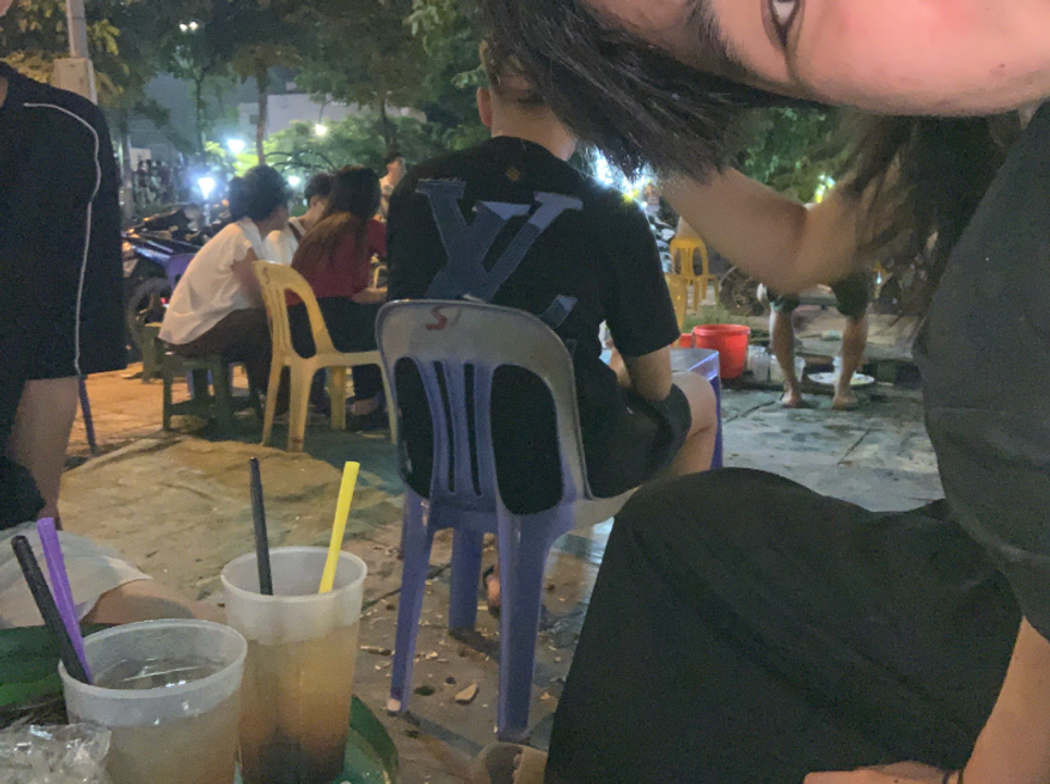 Tôi ló mặt vào camera khi Dương nó đang xõa tóc ngồi bên cạnh. Nam ngồi đối diện.