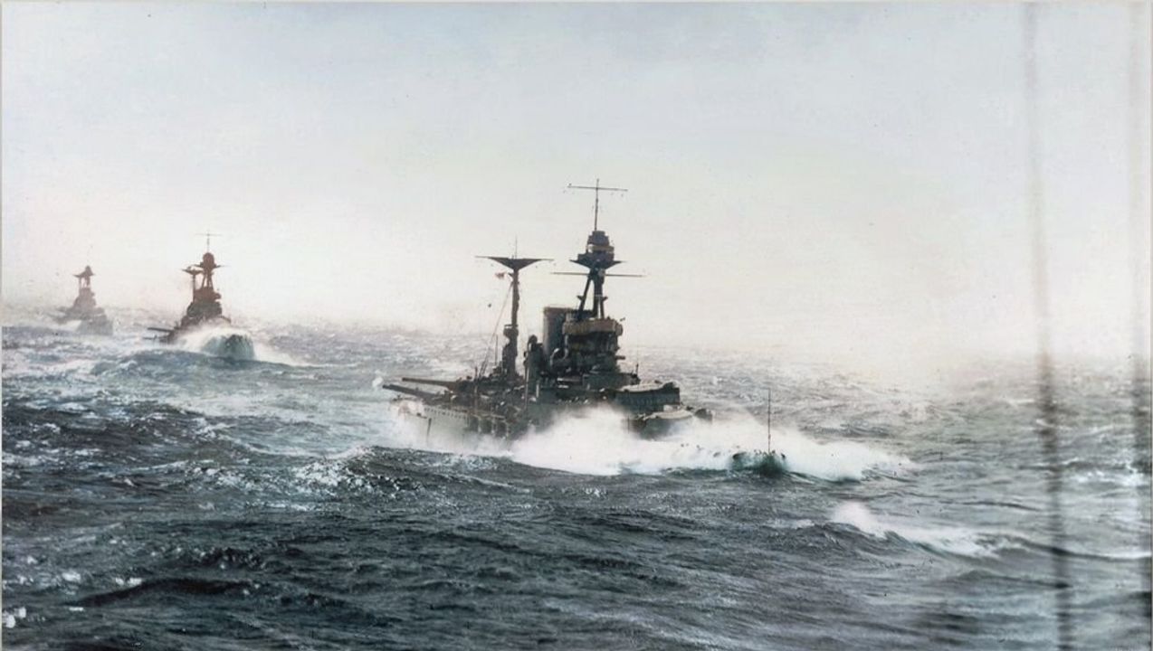 Hải đoàn thiết giáp hạm số 5 đang hành quân trong giai đoạn đầu của trận Jutland. Bức ảnh được chụp từ Barham (soái hạm) và lần lượt từ gần đến xa: Valiant, Malaya, Warspite.