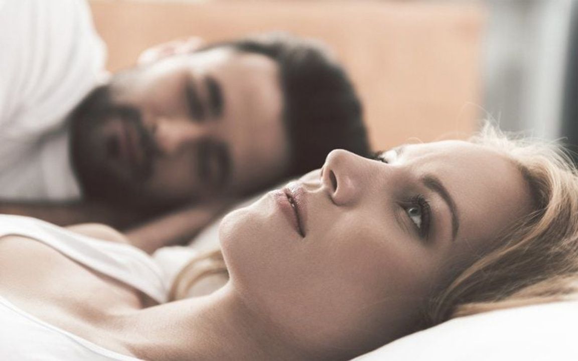 Anh “đi làm về mệt” – nhưng có bao giờ nghĩ nàng cũng mệt vì phải... giả vờ tận hưởng không?