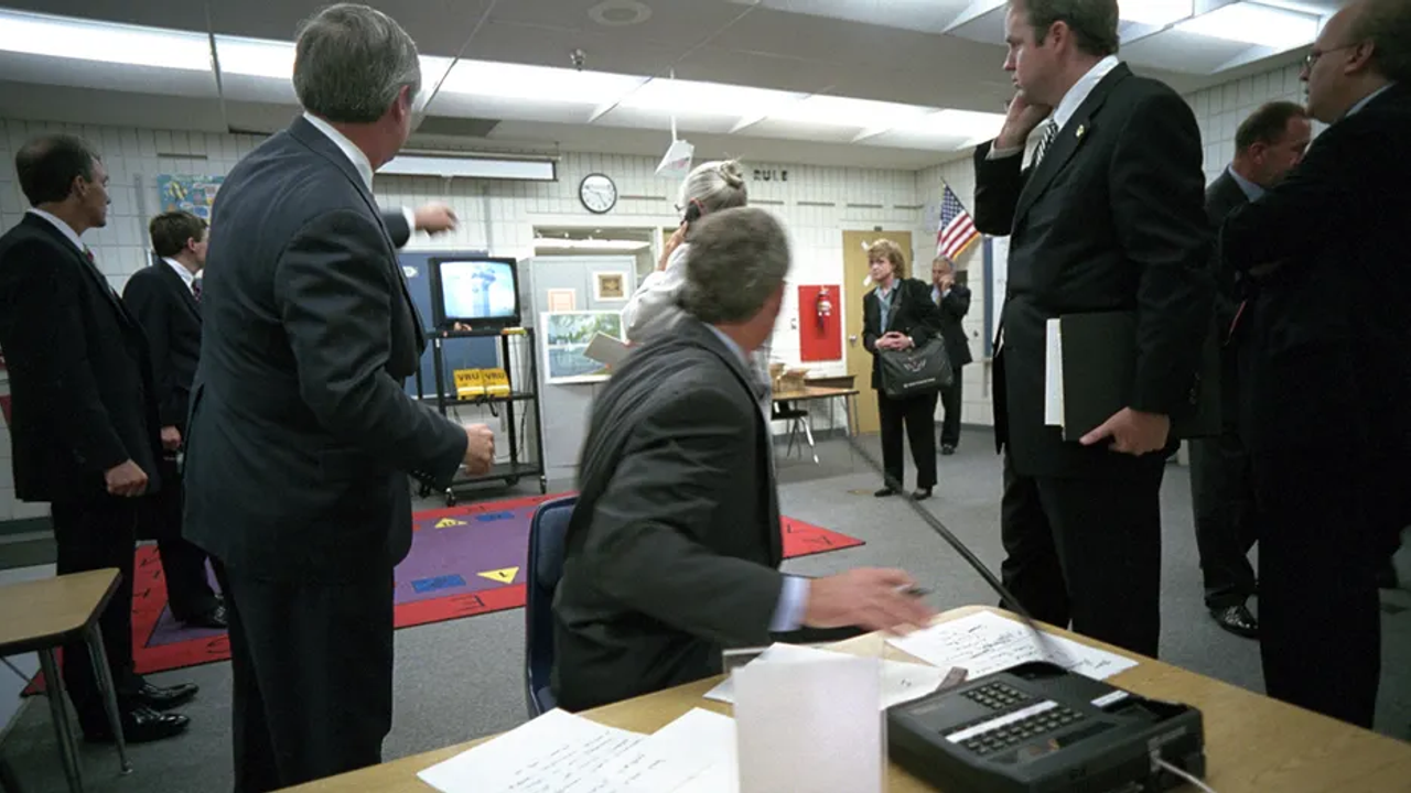 Lúc 9h23-9h25(?), Tổng thống Bush đang gọi điện thoại và viết một bài phát biểu ngắn, thì chiếc TV gần đó chiếu lại cảnh Chuyến bay 175 đâm vào Tháp Nam quay lại bởi Chopper880. Andrew Card ngay lập tức chỉ tay cho Tổng thống, Tổng thống ngoảnh lại, cùng với mọi người nhìn vào TV. Ảnh của <i>Eric Draper</i>.