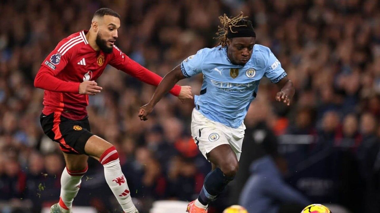 Cả hai đội bóng thành Manchester đều đối mặt với khủng hoảng