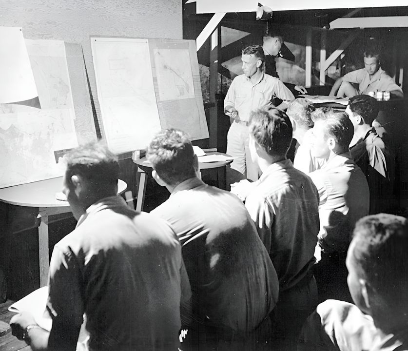 Phi hành đoàn VB-106 PB4Y đang được phổ biến nhiệm vụ trước khi xuất phát tuần tra. Các phi đoàn Liberator, và sau đó là Privateer, thực hiện từ ba đến bốn phi vụ mỗi ngày, bao quát các khu vực liền kề, đôi khi xa tới 1.000 hải lý từ căn cứ trong những nhiệm vụ kéo dài hơn 12 giờ. (208AA, Folder 59, RG208, NARA)