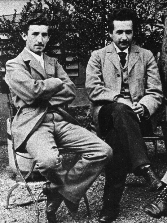 Nhà toán học Marcel Grossmann (trái) và nhà vật lý lý thuyết Albert Einstein (phải)
