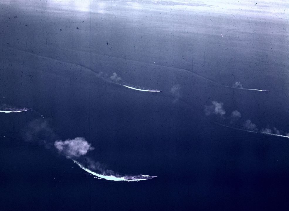 Yamato trong đội hình lúc bắt đầu cuộc tiến công, được chụp từ một máy bay của Intrepid. Ngay từ đợt đầu tiên, phần lớn các phi công hải quân đã chọn Musashi làm mục tiêu, thay vì Yamato có kích thước tương đương. (Naval History and Heritage Command, Photo Archives, Naval Subject Collection)