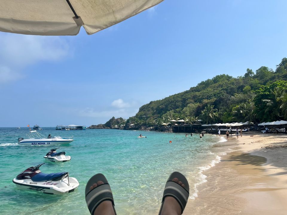 Vẫn là đôi dép đó nhưng ở view khác