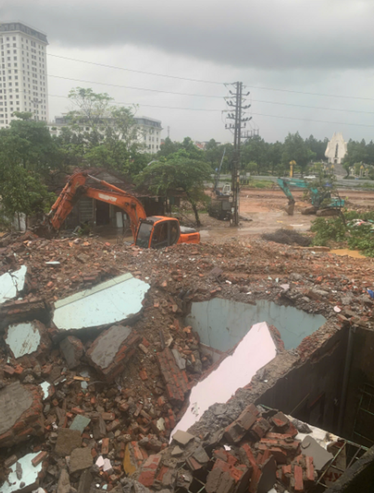 Khung cảnh tan hoang buổi chiều mưa bão.