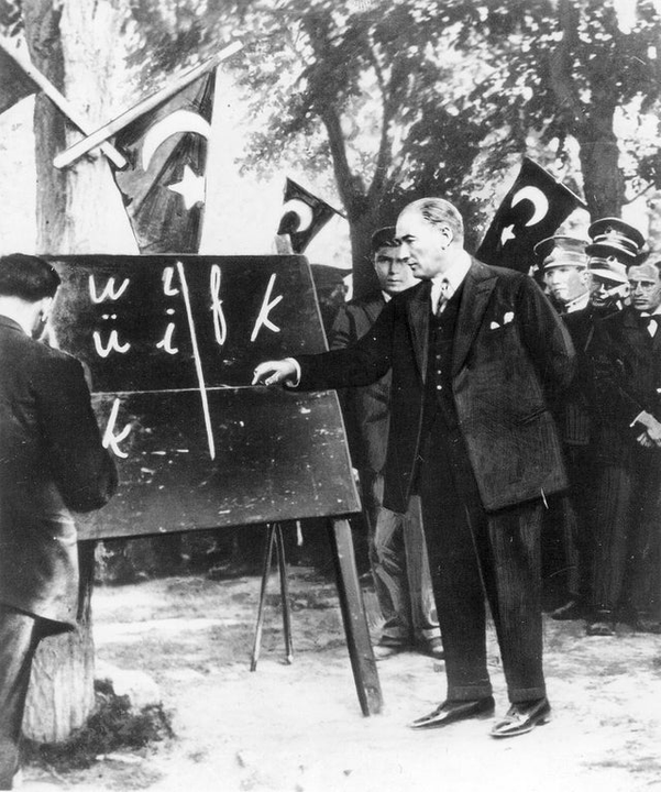 Tổng thống Mustafa Kemal Atatürk giới thiệu bảng chữ cái mới cho người dân Kayseri vào ngày 20/9/1928.