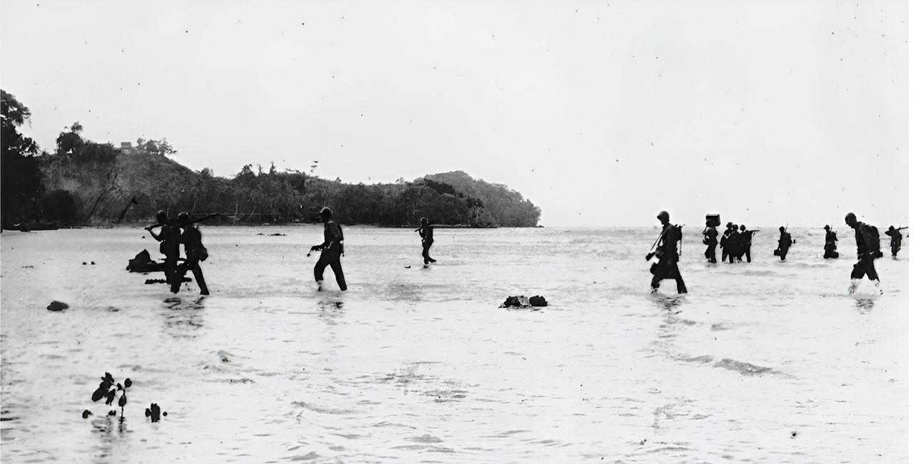 Cuộc tấn công đầu tiên của Mỹ trong Thế chiến II diễn ra vào ngày 8 tháng 8 năm 1942 khi Sư đoàn Thủy quân Lục chiến 1 đổ bộ lên quần đảo Solomon. Bức ảnh này cho thấy lính Thủy quân Lục chiến đang đổ bộ lên Tulagi. (NHHC)