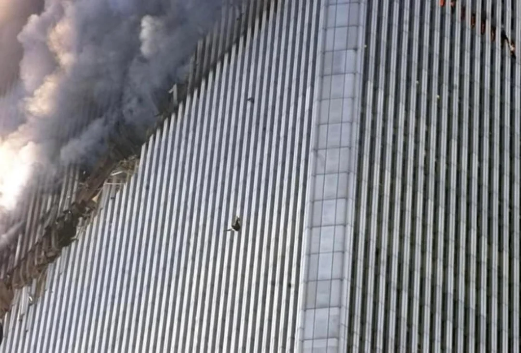 Một người nhảy xuống khỏi mặt Bắc của Tháp Bắc, tầm 9h40. Ảnh chưa rõ tác giả.