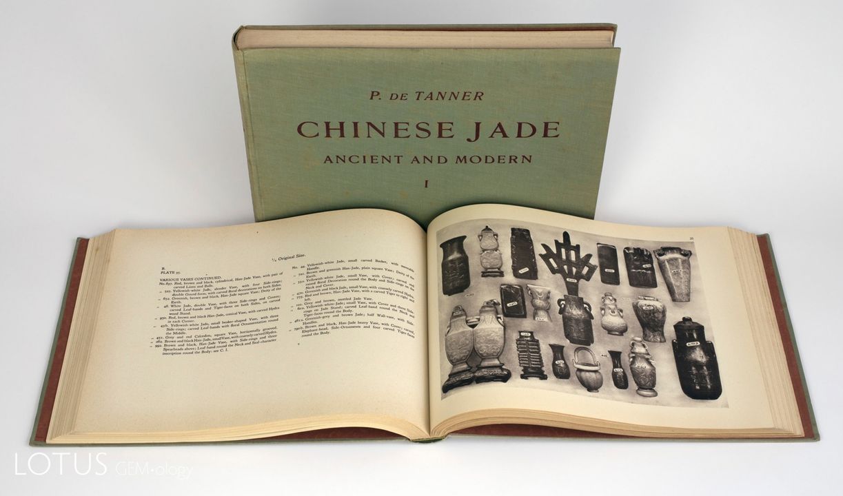 Bộ sách hai tập năm 1925 của de Tanner, "Ngọc bích Trung Quốc: Cổ đại và Hiện đại" , là một trong những cuốn sách về ngọc bích được sưu tầm nhiều nhất. Ảnh: Pinyo Khongsawad/Công ty TNHH Lotus Gemology.