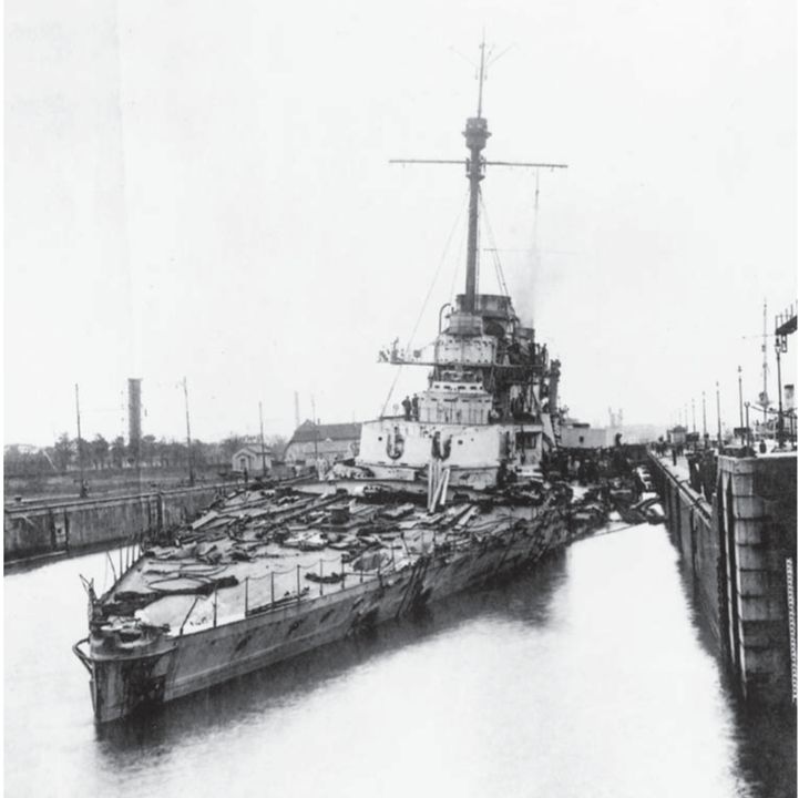 Sau trận Jutland, Seydlitz phải đến ngày 6 tháng 6 mới về được căn cứ hải quân tại Wilhelmshaven. Bức ảnh này cho thấy rõ mức độ hư hại nghiêm trọng của con tàu. Việc sửa chữa kéo dài đến giữa tháng 9, nhưng Seydlitz là bằng chứng rõ ràng cho độ bền bỉ của các thiết giáp tuần dương hạm Đức. ( NHHC NH 2407)