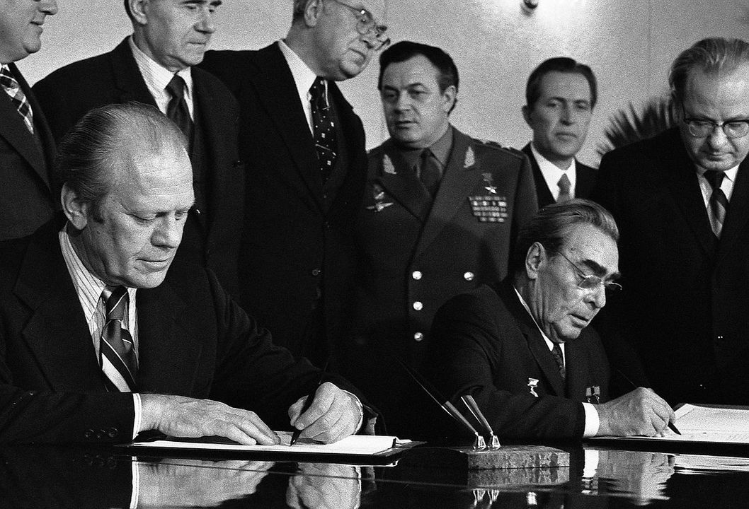 Gerald Ford và Leonid Brezhnev ký thông cáo chung về Hiệp ước SALT I (giải trừ vũ khí hạt nhân) trong Hội nghị thượng đỉnh Vladivostok vào năm 1974.