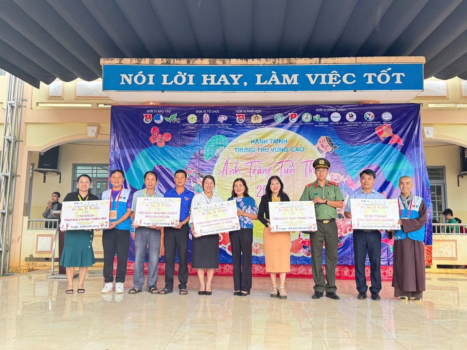 Trao tặng bảng tượng trưng nguồn quà về địa phương 