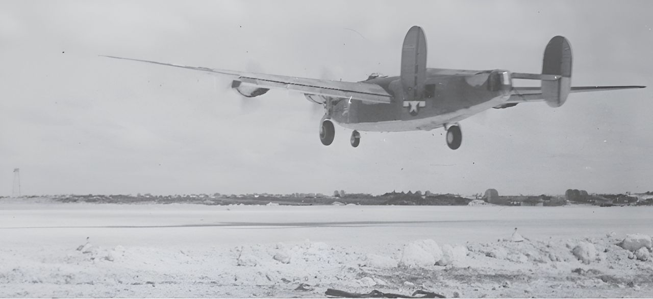 Một chiếc PB4Y-1 thuộc VB-102 hạ cánh xuống sân bay Tinian vào cuối năm 1944. Đơn vị này dùng chung căn cứ với các phi đoàn VB-116 và VB-117. Trong tháng 10 cùng năm, Hải quân Mỹ đổi ký hiệu tất cả các đơn vị ném bom đa động cơ từ VB sang VPB. (San Diego Air and Space Museum)