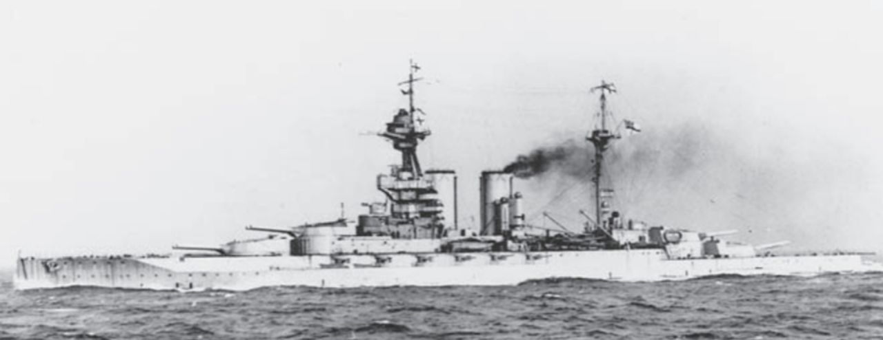 Soái hạm của Đại hạm đội, Queen Elizabeth, được chụp vào ngày 21 tháng 11 năm 1918, đang rẽ sóng ngoài khơi Scapa Flow khi Hạm đội Biển khơi của Đức chuẩn bị giải giáp.