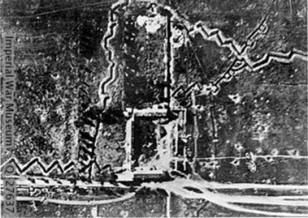 không ảnh chụp trang trại Mouquet, gần Thiepval với hệ thống hào phòng thủ chạy xung quanh