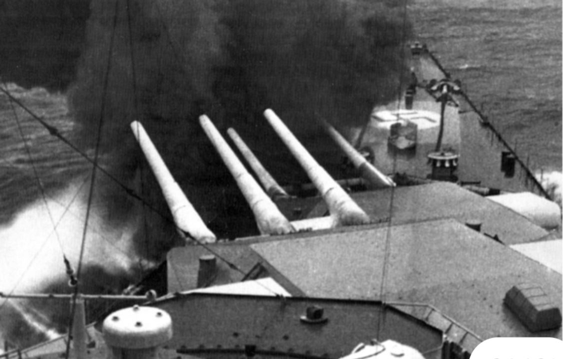 Các tháp pháo ba nòng 28cm phía trước của một thiết giáp hạm lớp Scharnhorst, được chụp trong một cuộc tập bắn. Bức ảnh được chụp từ nóc của tháp chỉ huy bọc thép của thiết giáp hạm, và có thể thấy các máy đo tầm điện nhô ra từ hai bên mỗi tháp pháo.