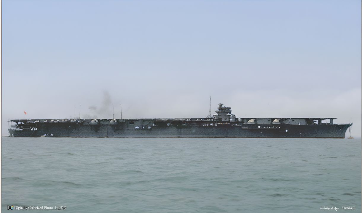 Shokaku là tàu sân bay Nhật đầu tiên được đóng mà không bị giới hạn bởi các hiệp ước hải quân, và được đánh giá là thành công tuyệt đối. Hai chiếc của lớp này là những tàu sân bay mạnh nhất trên thế giới cho đến khi lớp Essex của Mỹ được ra mắt vào cuối năm 1943. Đây là ảnh của Shokaku sau khi hoàn thành vào tháng 8 năm 1941.  (Ảnh được tô màu bởi irootoko jr)