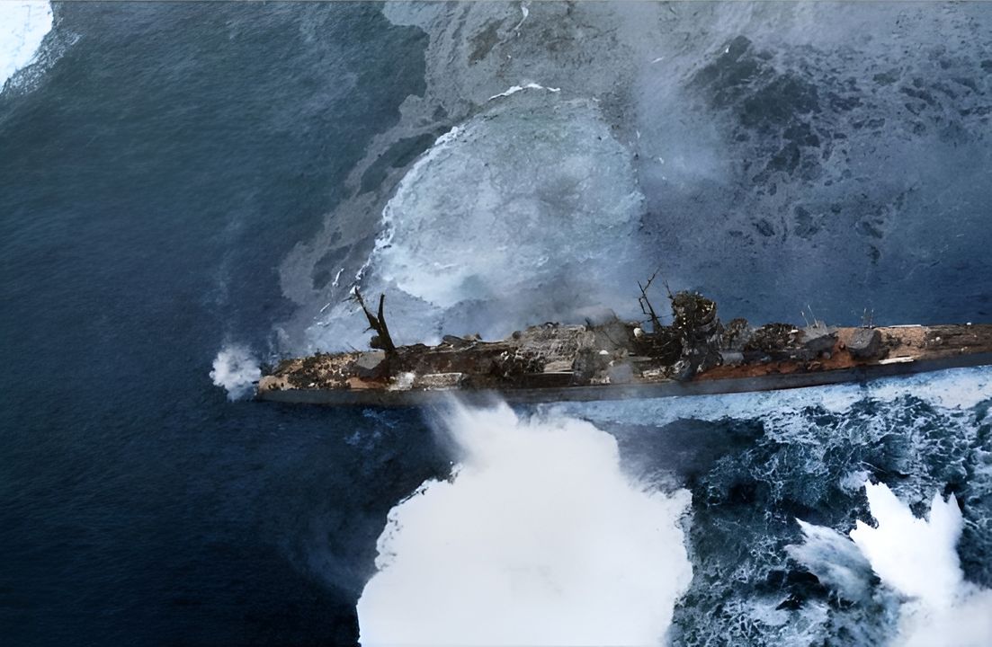 Đứng chết máy trên mặt nước, chiếc tàu tuần dương hạng nhẹ bất hạnh Yahagi bị nhiều vụ nổ bom Mỹ bao vây. Với lượng choán nước 6.652 tấn, Yahagi hầu như không có giáp bảo vệ và kích thước chưa bằng một phần mười Yamato, nhưng dẫu vậy vẫn chịu đựng một mức độ hư hại khủng khiếp trước khi bị đánh chìm — 12 quả bom và bảy quả ngư lôi.