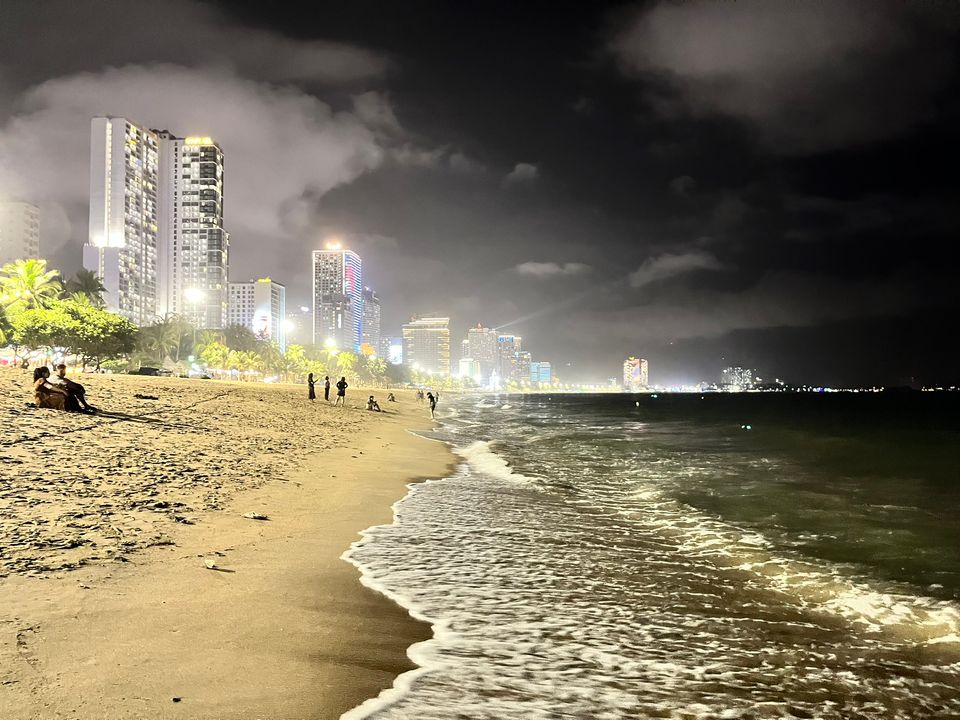 Còn đây là khung cảnh trên bãi biển