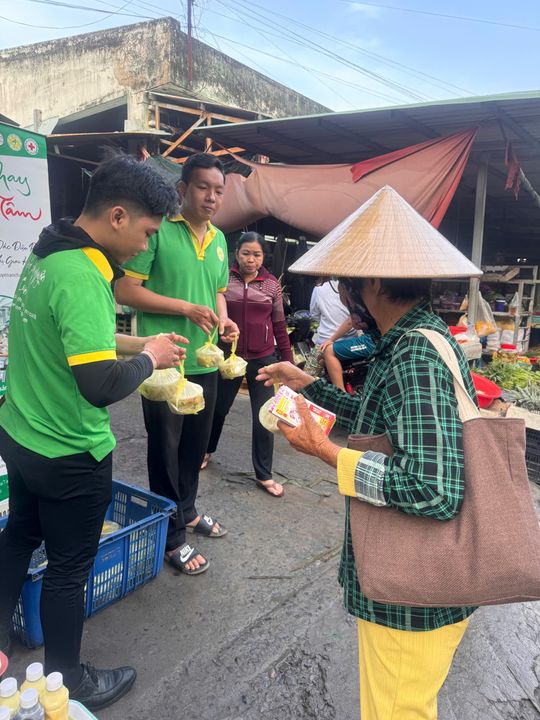 Trao tận tay những suất ăn chay đến những người bán vé số, hoàn cảnh khó khăn